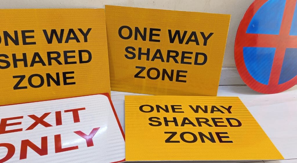 Custom construction signs/Safety signs/PPE & roadwork signs.