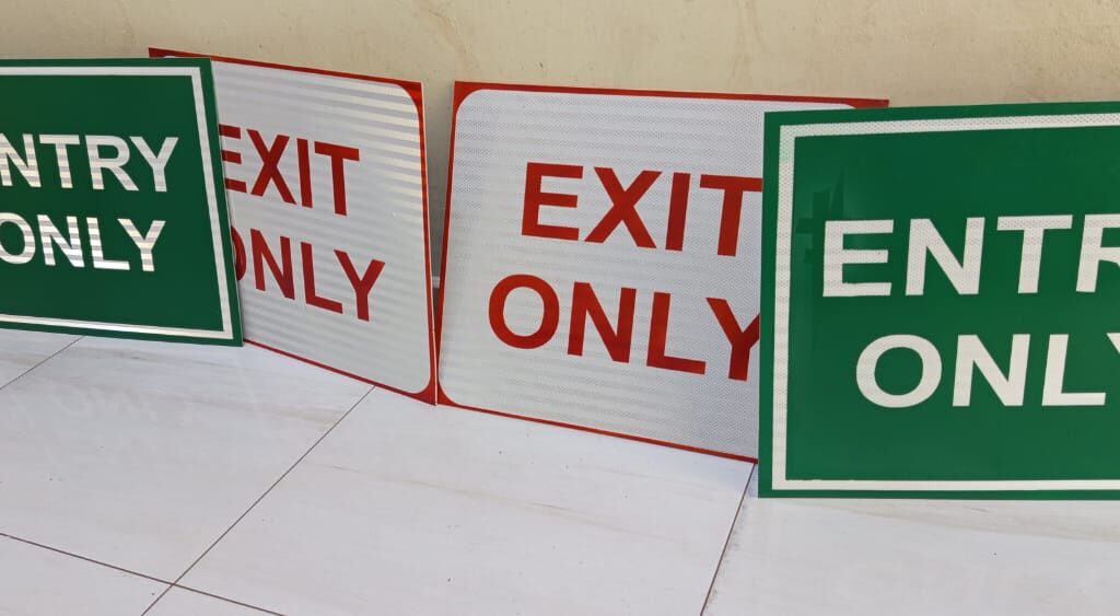 Custom construction signs/Safety signs/PPE & roadwork signs.